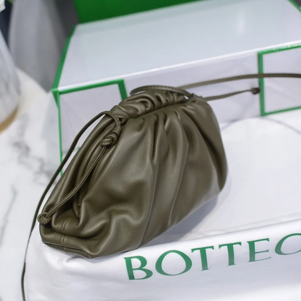 Batch 1120 Bottega Veneta cloud bag ☁️POUCH series Original plain calfskin, super low-key and eye-catching, soft and casual. Major internet celebrity bloggers are crazy about calling it fashionable and classy, ​​lazy and intellectual. Small size: 23*13*7 (small cloud plain) dark green